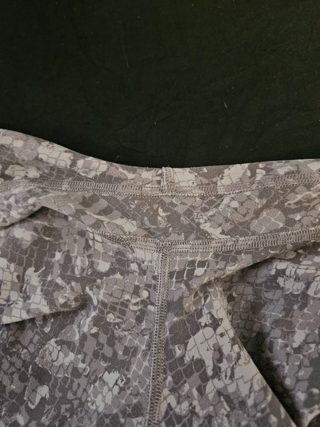 LULULEMON SIZE 8 HIGH WAISTED 25 inseam GRAY SNAKE SKIN PRINT LEGGINGS