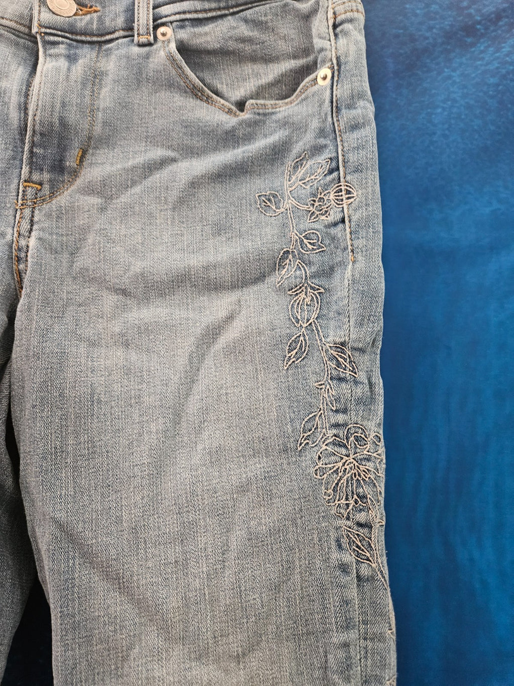 WOMEN'S CLASSIC BOOTCUT EMBROIDERED LIGHT WASH JEAN SIZE 2 X 30