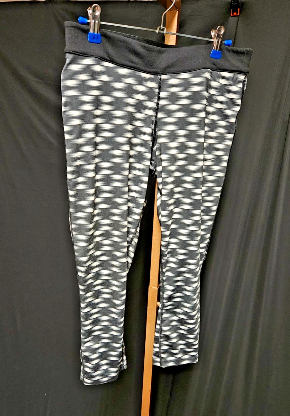 NIKE PRINTED RELAY CROP ATHLETIC RUNNING PANTS/TIGHTS SIZE M USED
