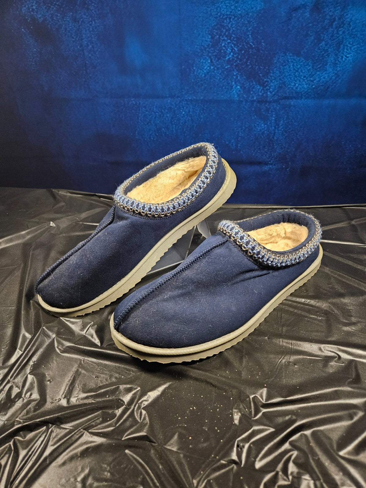 MENS' SIZE 11-12 NESTWELL MICROSUEDE  SLIPPERS IN GREAT CONDITION