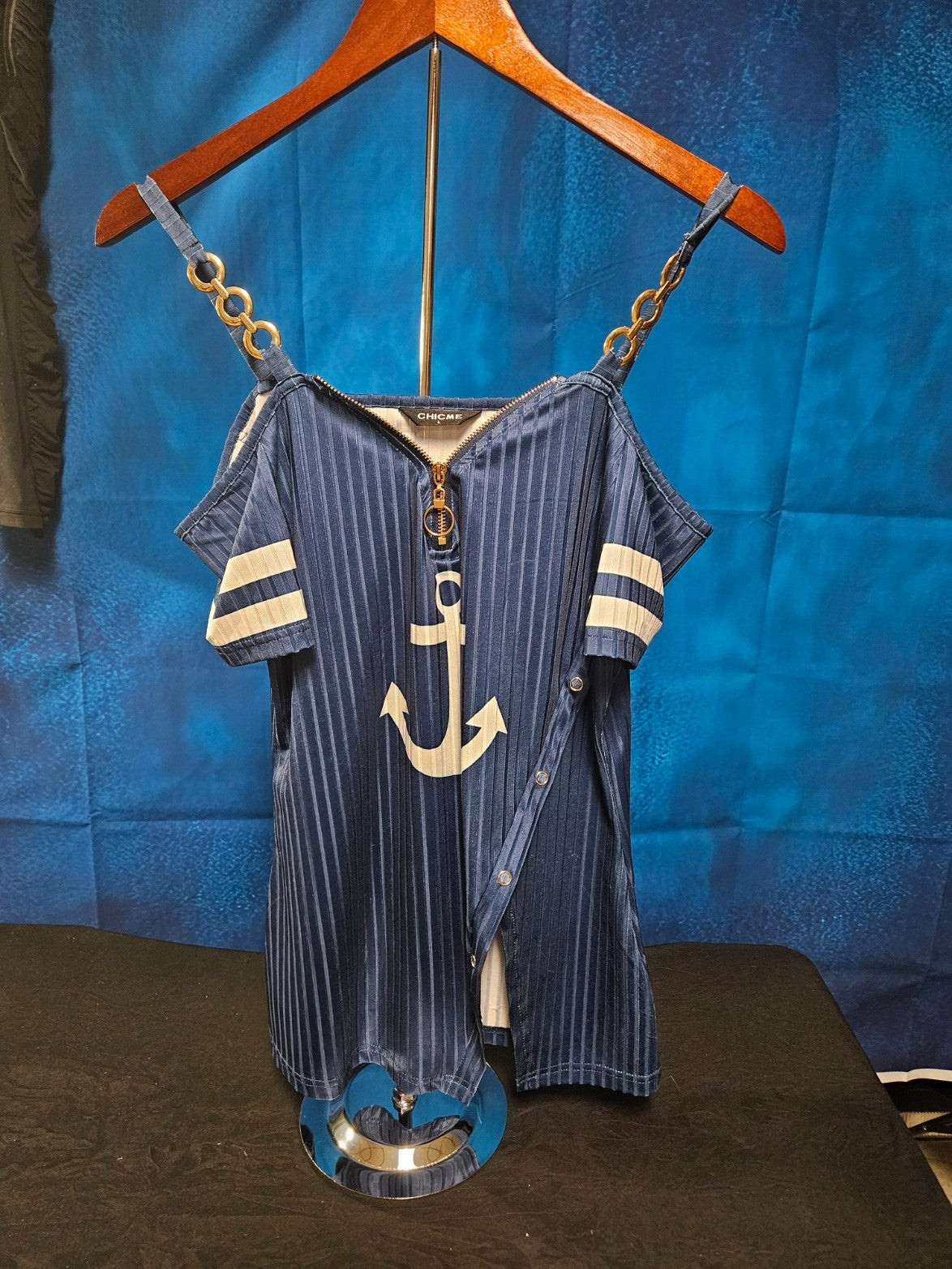 WOMEN'S SIZE LARGE COLD SHOULDER ANCHOR STYLE BLOUSE FITS LIKE MED (FITTED)