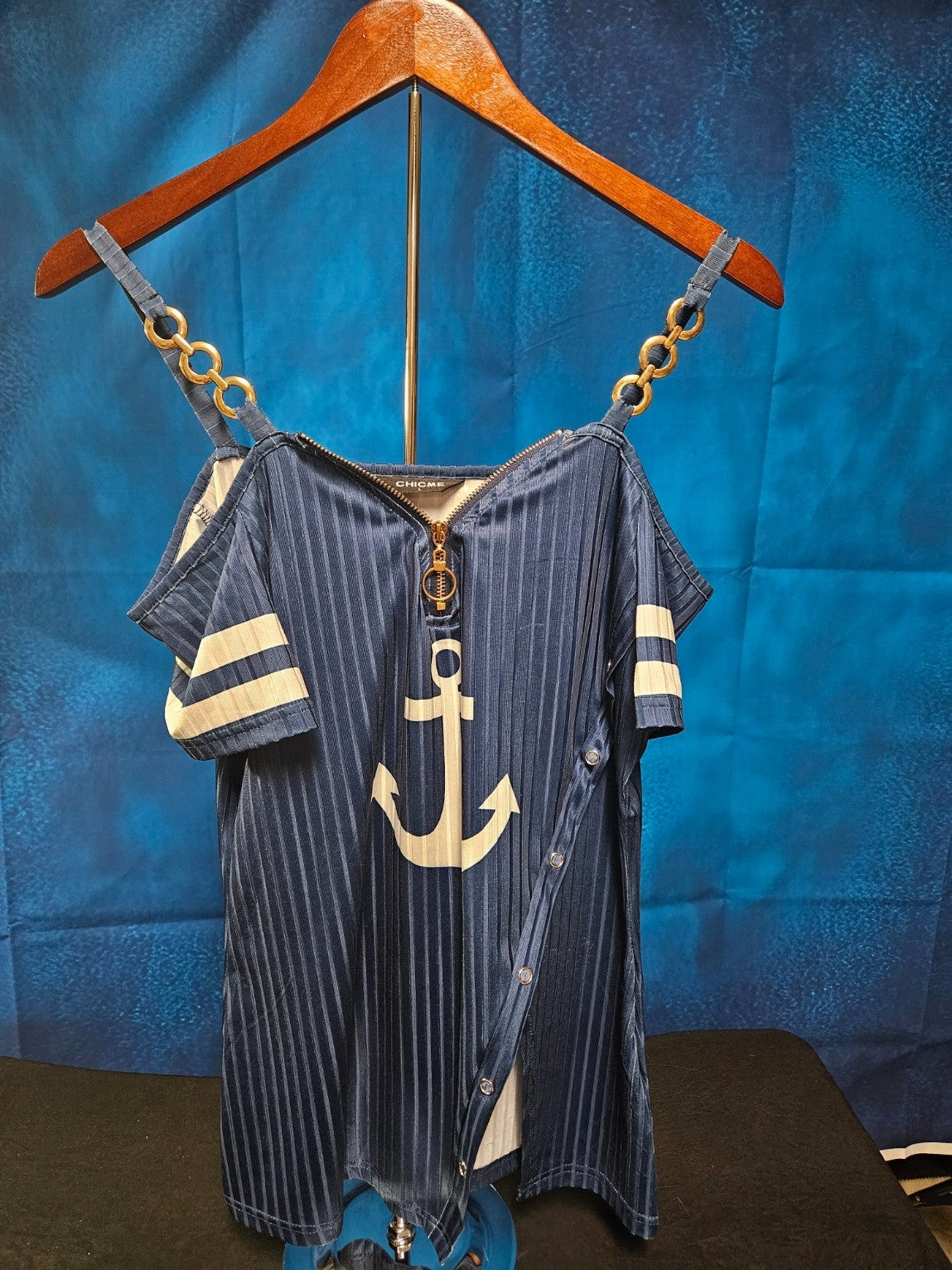 WOMEN'S SIZE LARGE COLD SHOULDER ANCHOR STYLE BLOUSE FITS LIKE MED (FITTED)