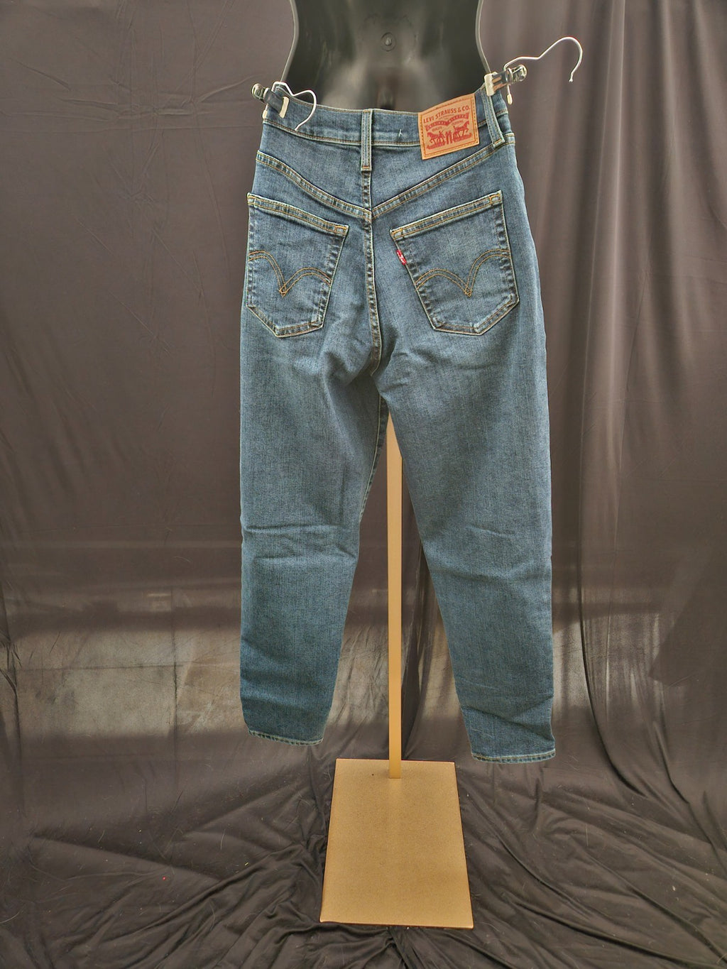 LEVIS HIGH WAISTED MOM JEANS SIZE 27 W  X 29 INSEAM NWT
