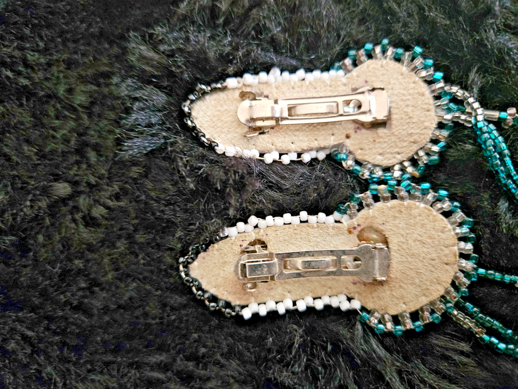 NATIVE AMERICAN OJIBWE HANDMADE 2 in LONG BEADED FEATHER SET GREEN