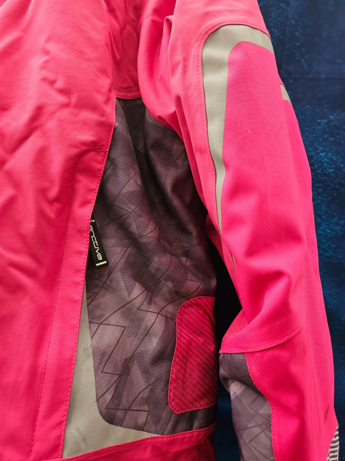 WOMEN'S ARCTIVA XS SNOWMOBILE JACKET PINK/GRAY CAMO SLIGHT AREA SUN DAMAGE