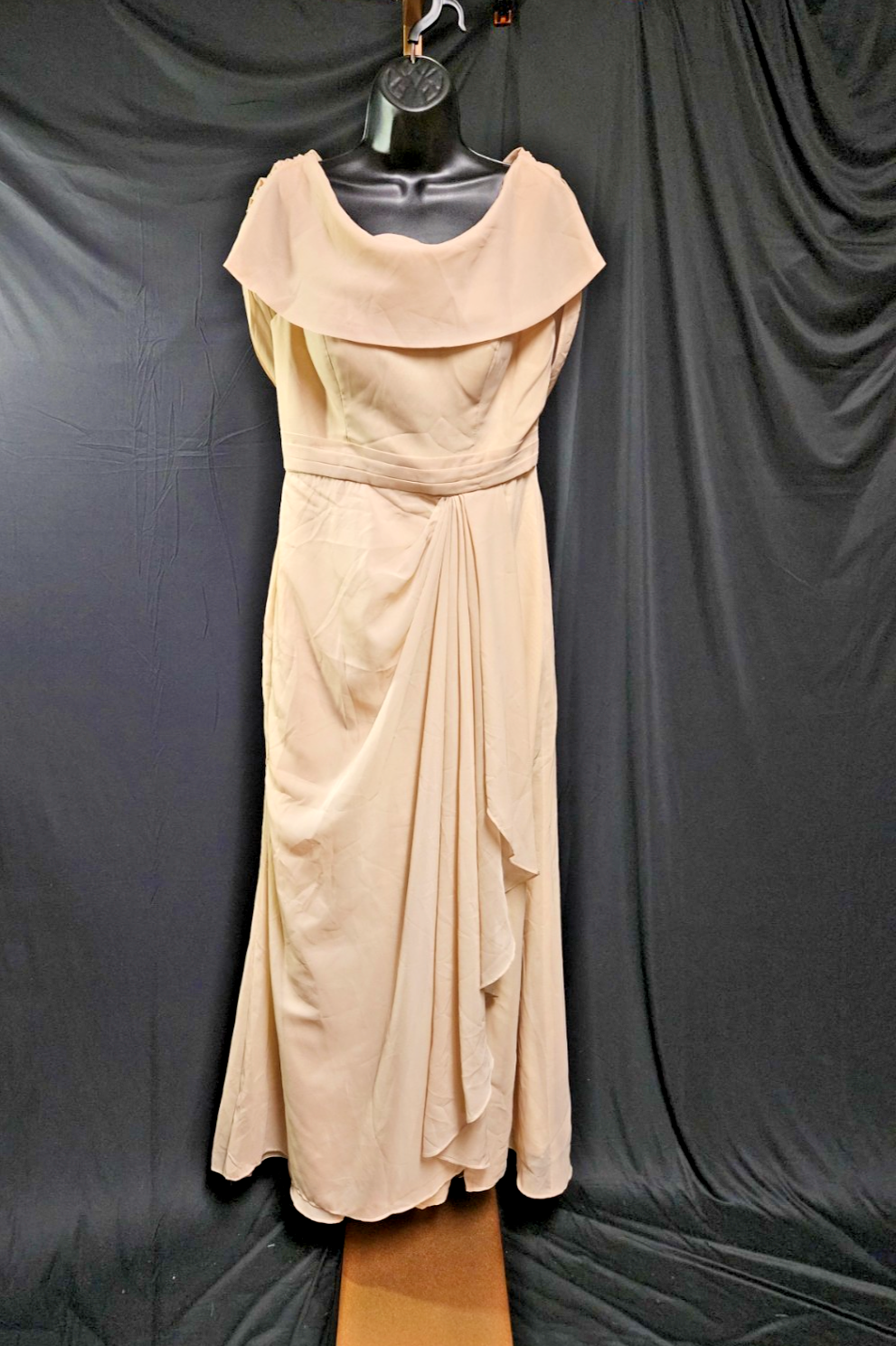 LADIES SIZE 12 CREAM CHIFFONMATT SATIN  FORMAL/PROM SCOOP BACK FLOWING ZIP GOWN