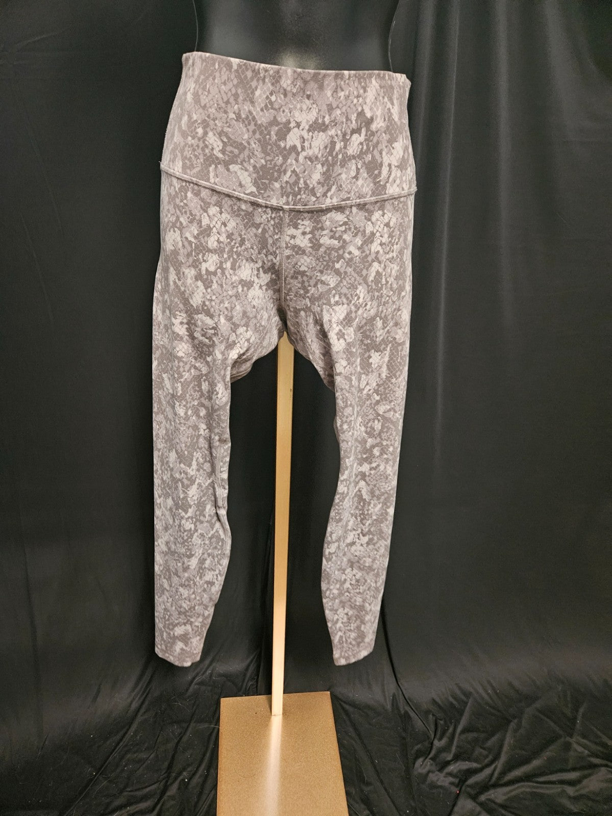 LULULEMON SIZE 8 HIGH WAISTED 25 inseam GRAY SNAKE SKIN PRINT LEGGINGS