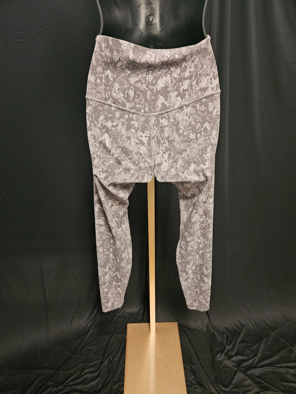 LULULEMON SIZE 8 HIGH WAISTED 25 inseam GRAY SNAKE SKIN PRINT LEGGINGS
