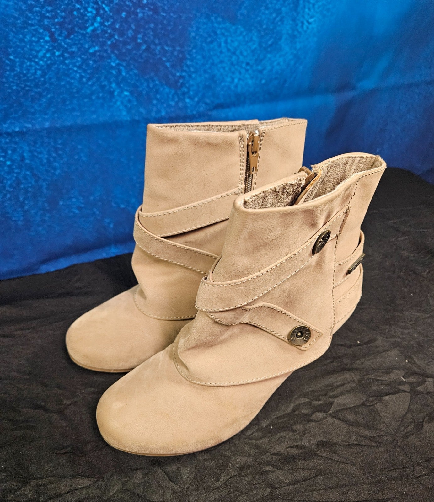 WOMEN'S SIZE 6.5 BLOWFISH MALIBU WEDGE HEELED BOOTIES BEIGE