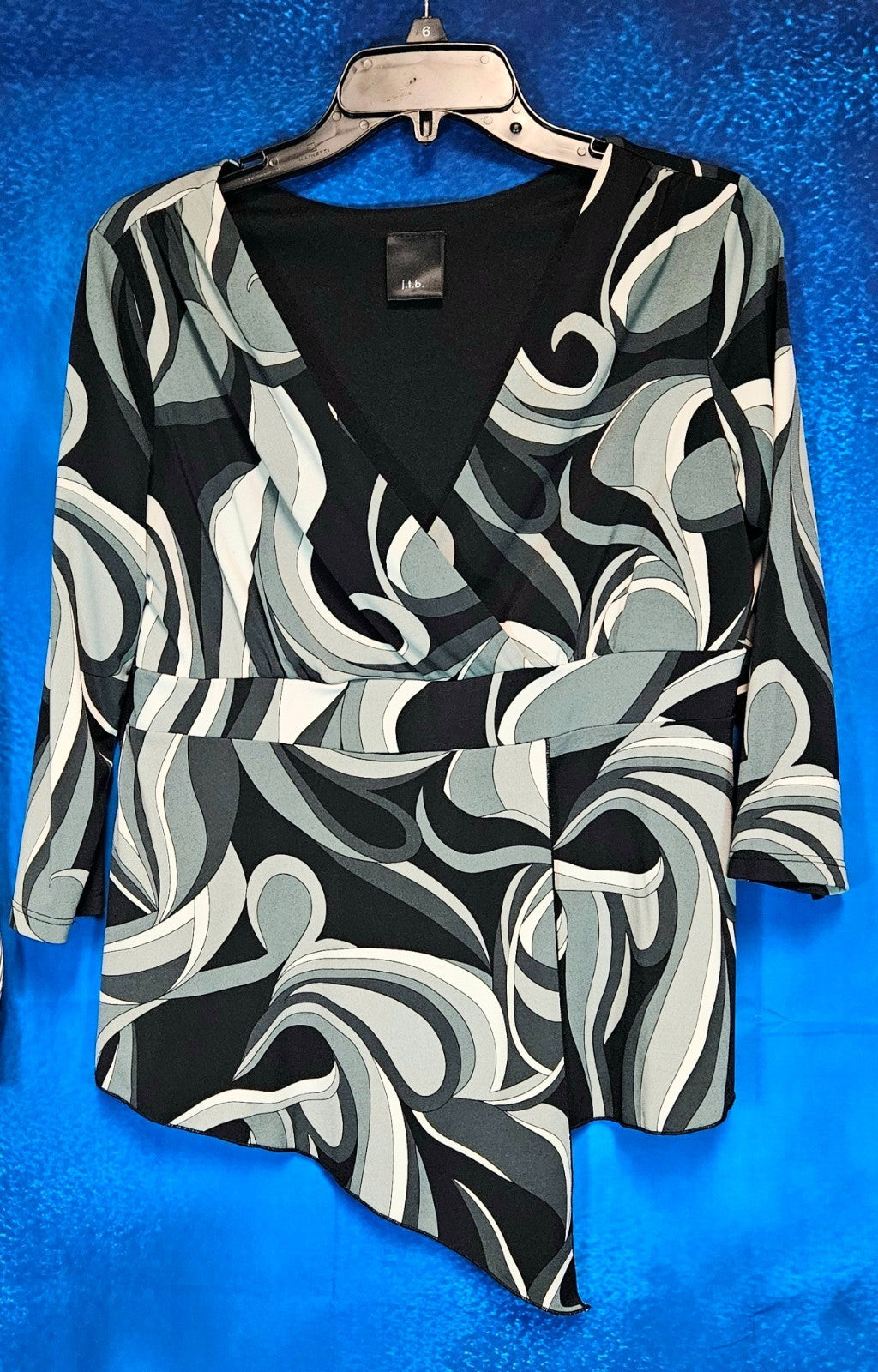 WOMEN'S SIZE MEDIUM & XL THREE DRESS SHIRT BUNDLE