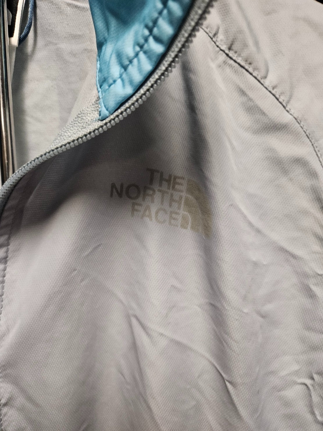 THE NORTH FACE  WOMENS LT. GRAY/BLUE WINDBREAKER ZIP UP SIZE SMALL