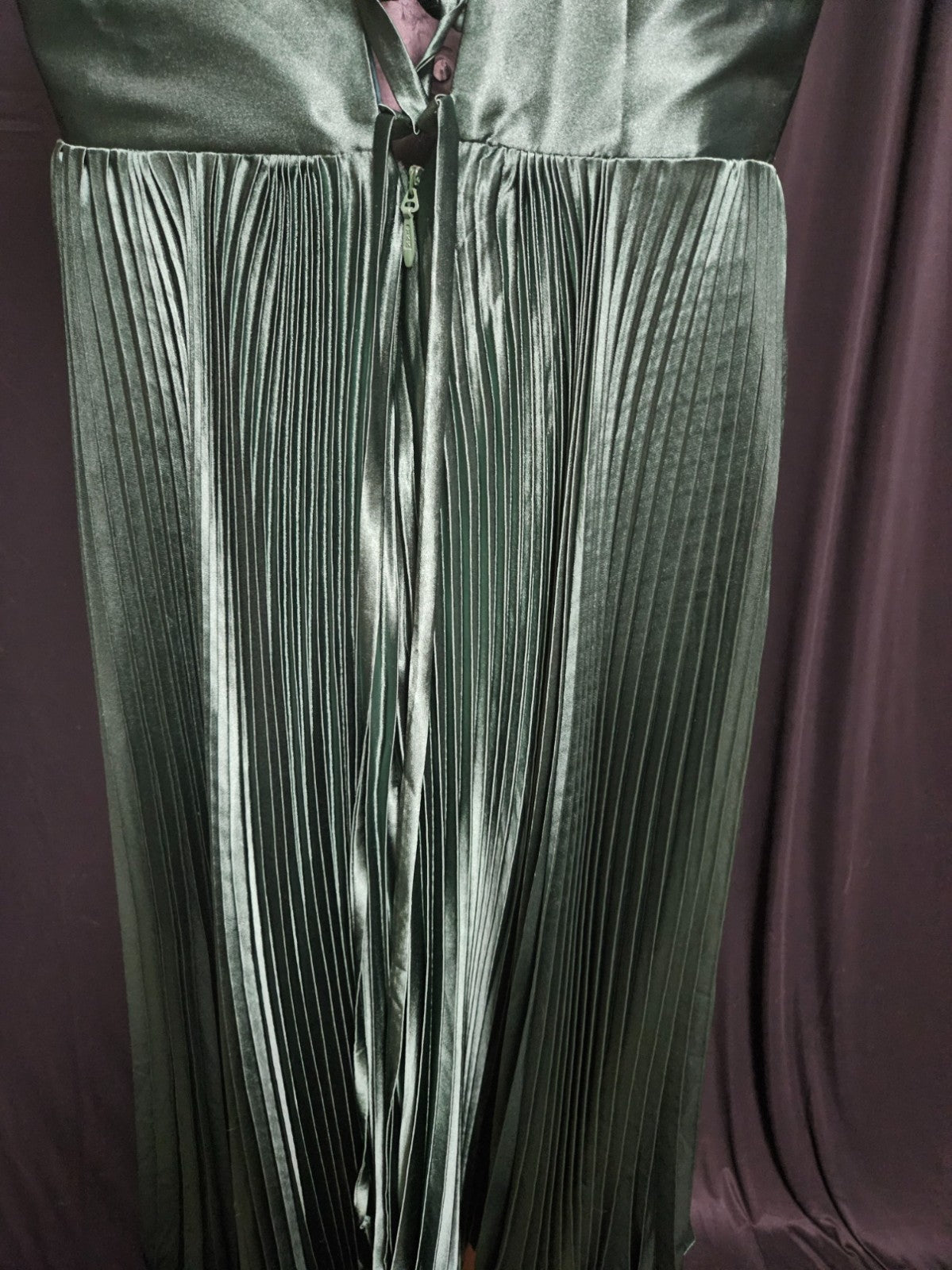 GORGEOUS  M 8/10 GREEN SATIN PLEATED FORMAL MIDI GOWN ZIPPER BACK PROM/WEDDING