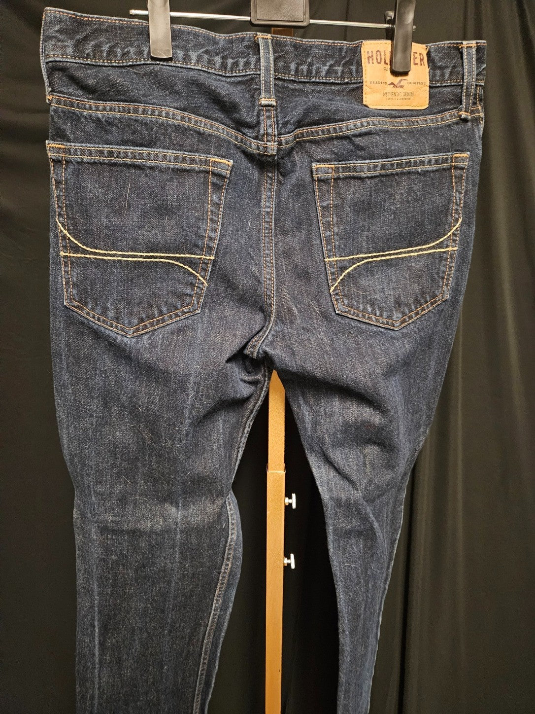 MEN'S SIZE 34X34 HOLLISTER BUTTON FLY JEANS IN EXCELLENT CONDITION