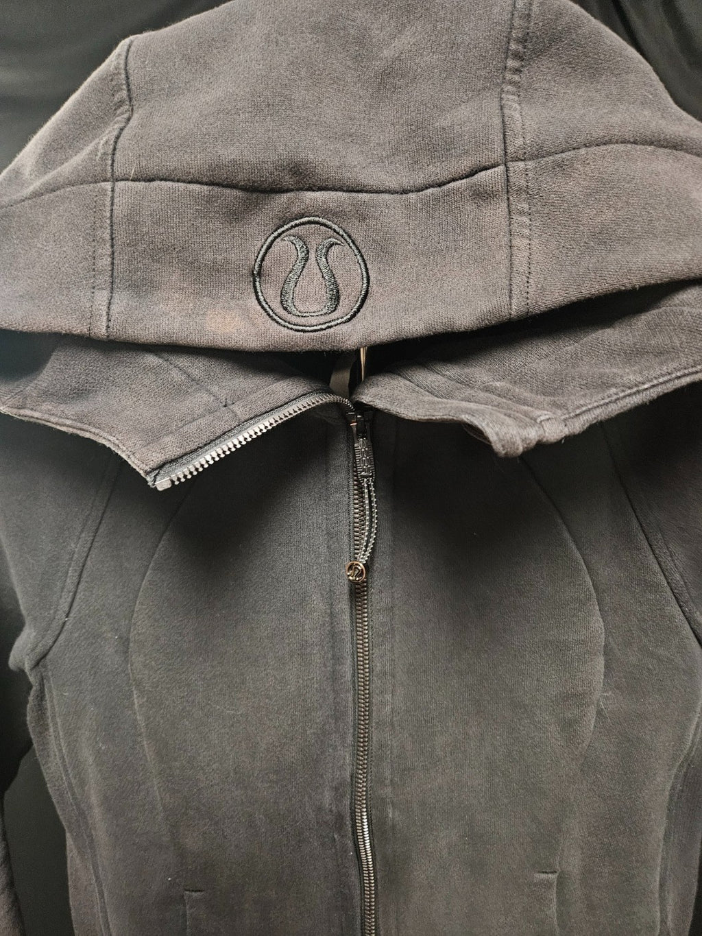 LULULEMON SIZE 6 BLACK SCUBA ZIP UP JACKET SOME FADING