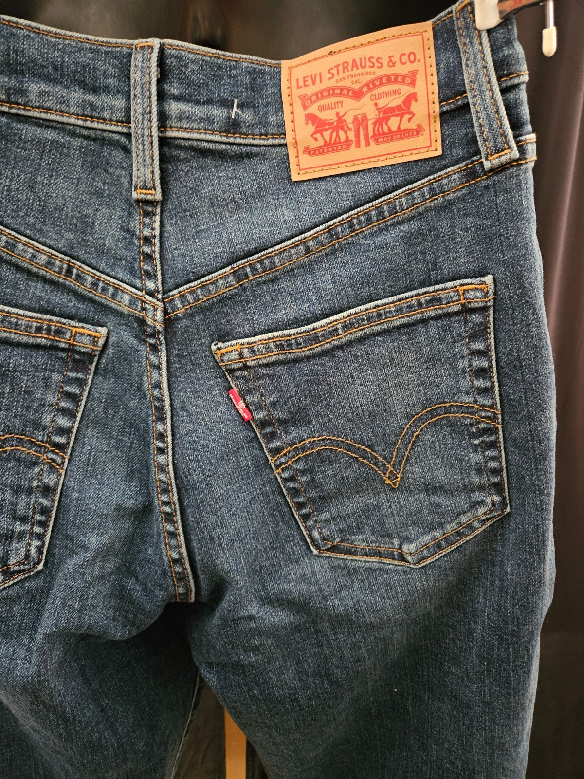 LEVIS HIGH WAISTED MOM JEANS SIZE 27 W  X 29 INSEAM NWT