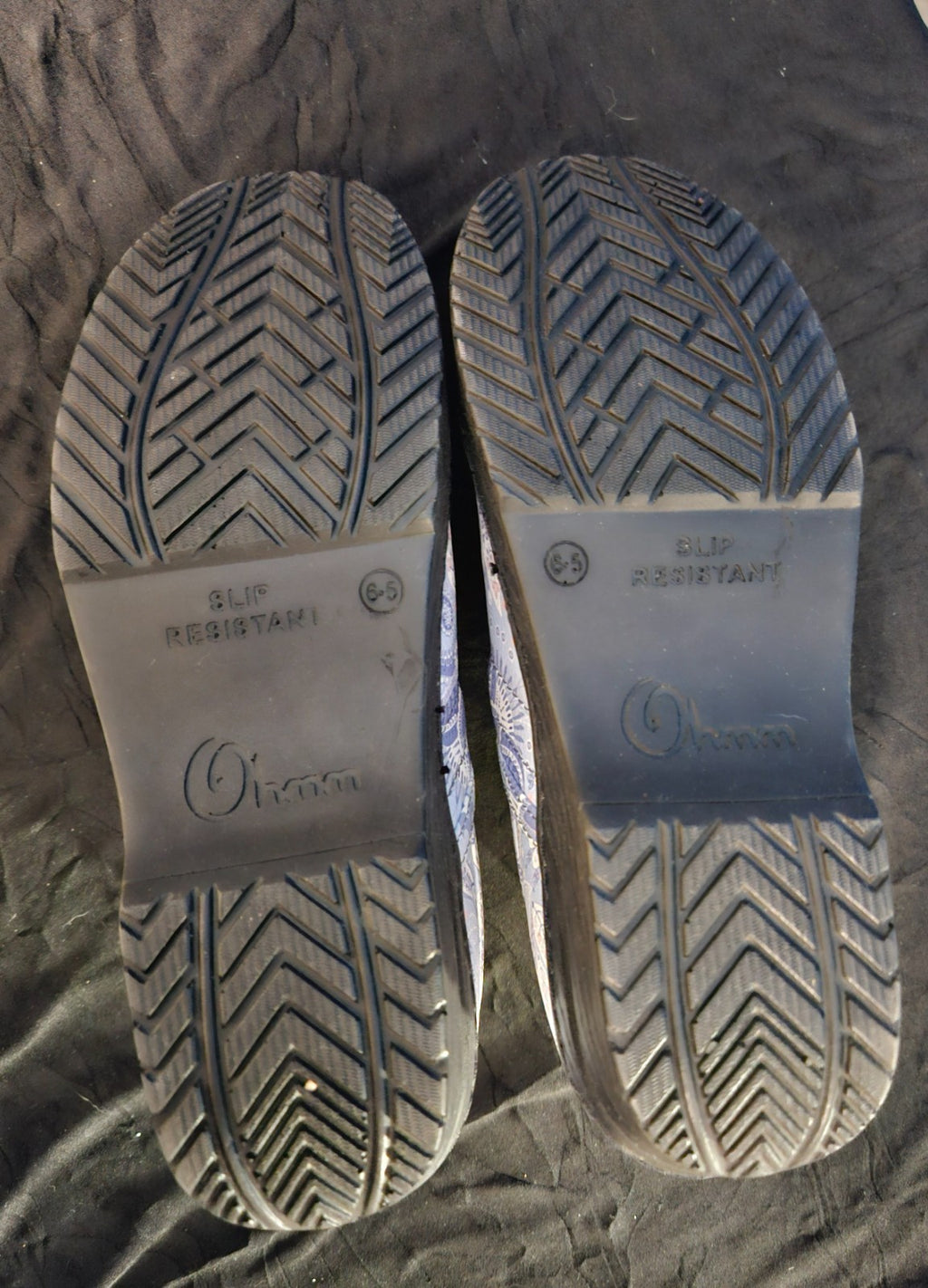 WOMEN'S OHMMM NURSING SHOES SIZE 6.5 GREY PAISLEY PRINT