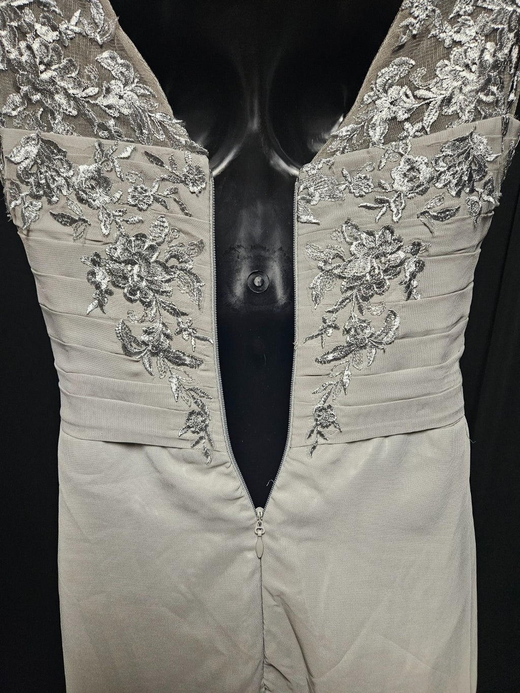 WOMEN'S SIZE 6 SILVER & LACE CHIFFON ZIP FORMAL/PROM GOWN USED 1X