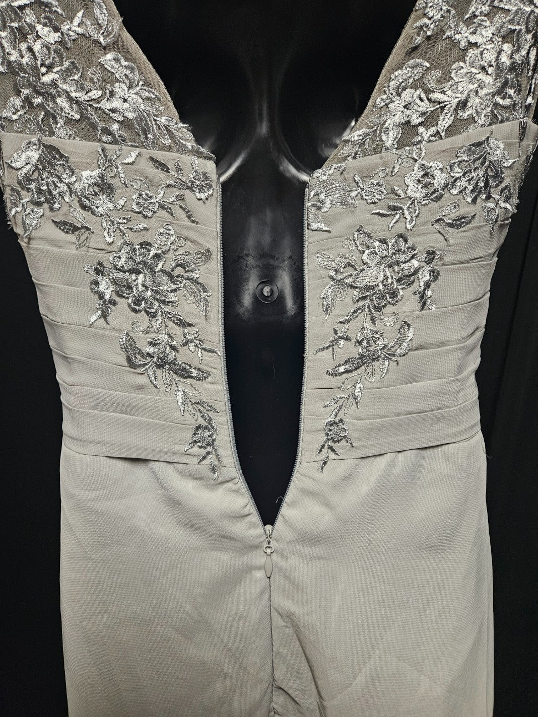 WOMEN'S SIZE 6 SILVER & LACE CHIFFON ZIP FORMAL/PROM GOWN USED 1X