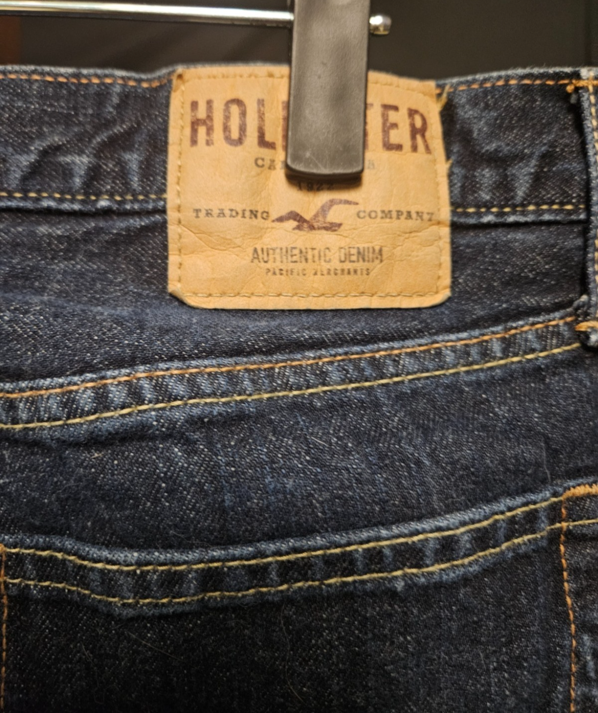 MEN'S SIZE 34X34 HOLLISTER BUTTON FLY JEANS IN EXCELLENT CONDITION