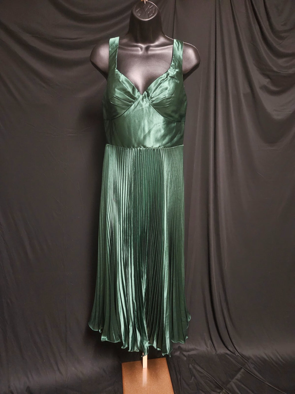 GORGEOUS  M 8/10 GREEN SATIN PLEATED FORMAL MIDI GOWN ZIPPER BACK PROM/WEDDING