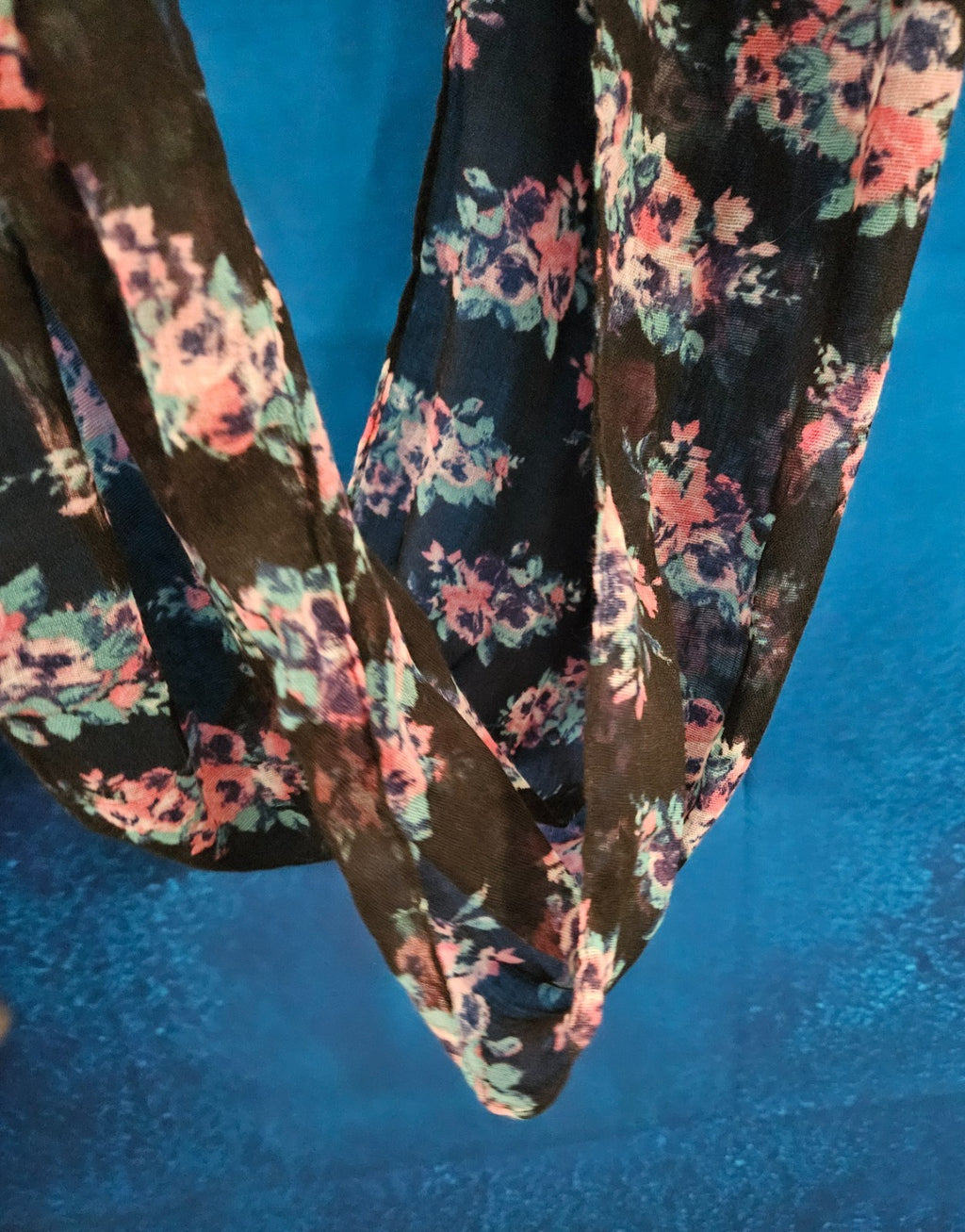 ASSORTED WOMEN'S SCARVES (COWL, TIE, WINTER) ALL 6 SCARFS