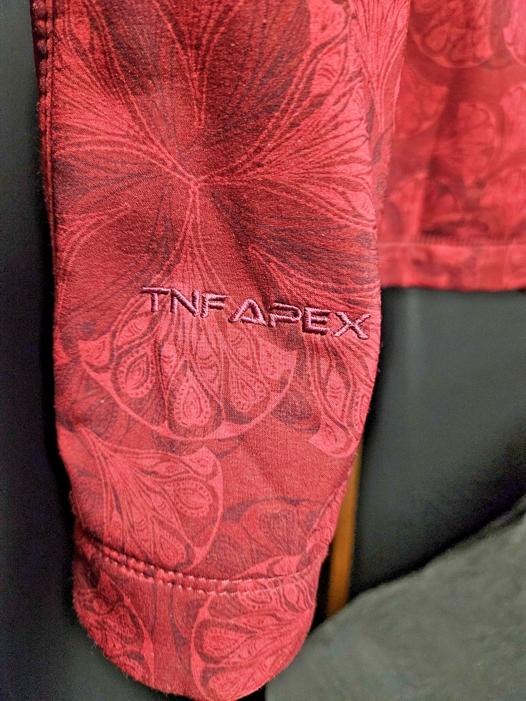 WOMEN'S THE NORTH FACE TNF APEX RED/PRINT JACKET SIZE 8/10 M