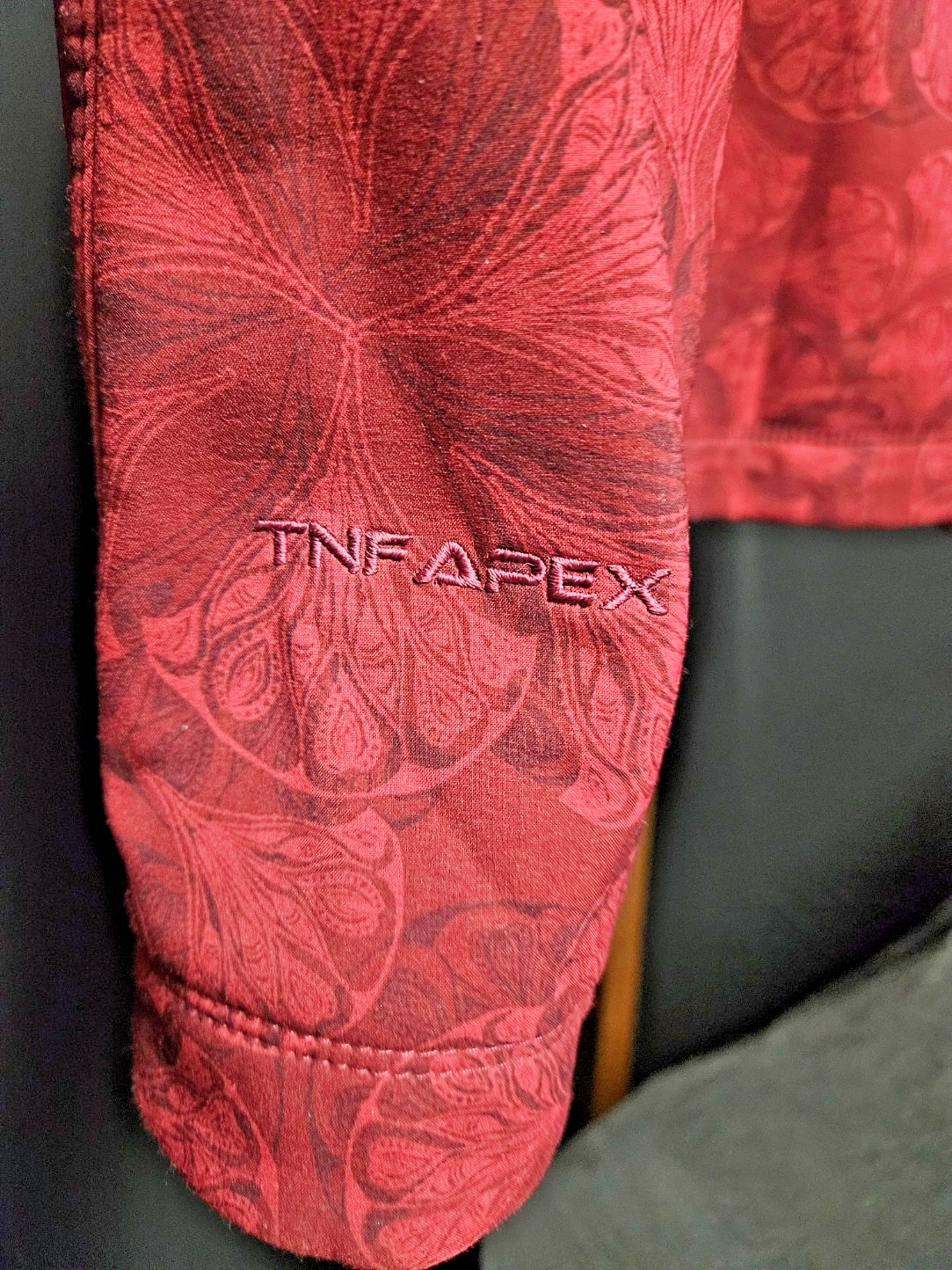 WOMEN'S THE NORTH FACE TNF APEX RED/PRINT JACKET SIZE 8/10 M