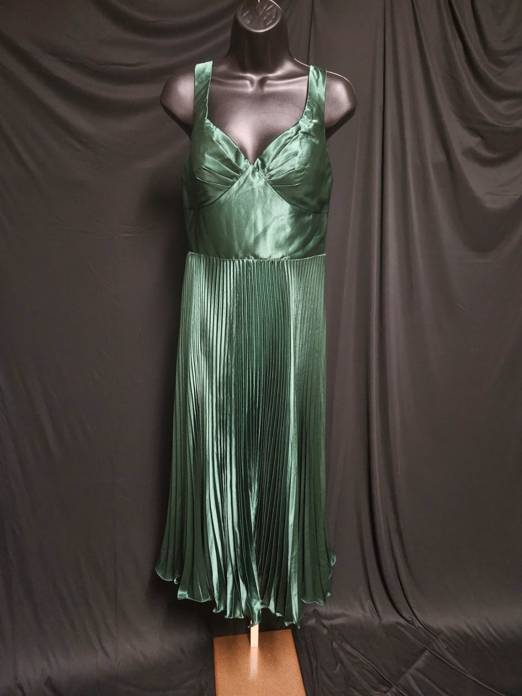 GORGEOUS  M 8/10 GREEN SATIN PLEATED FORMAL MIDI GOWN ZIPPER BACK PROM/WEDDING