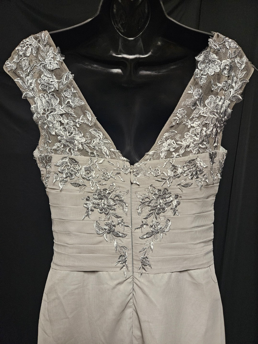 WOMEN'S SIZE 6 SILVER & LACE CHIFFON ZIP FORMAL/PROM GOWN USED 1X