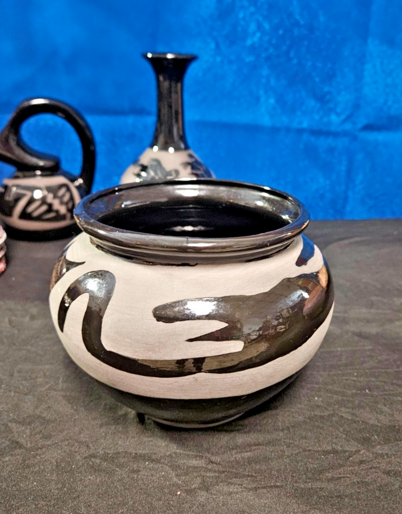 VINTAGE HANDMADE NATIVE AMERICAN SAN JUAN PUEBLO BLACK POTTERY BY MARIA ADELICIA