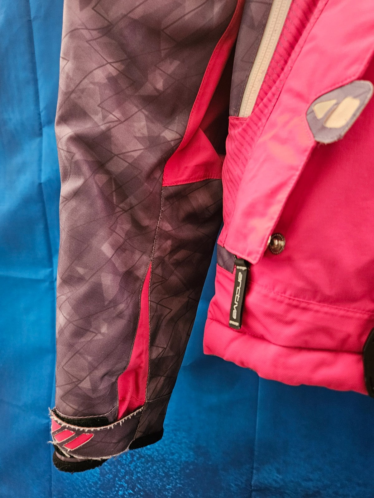 WOMEN'S ARCTIVA XS SNOWMOBILE JACKET PINK/GRAY CAMO SLIGHT AREA SUN DAMAGE