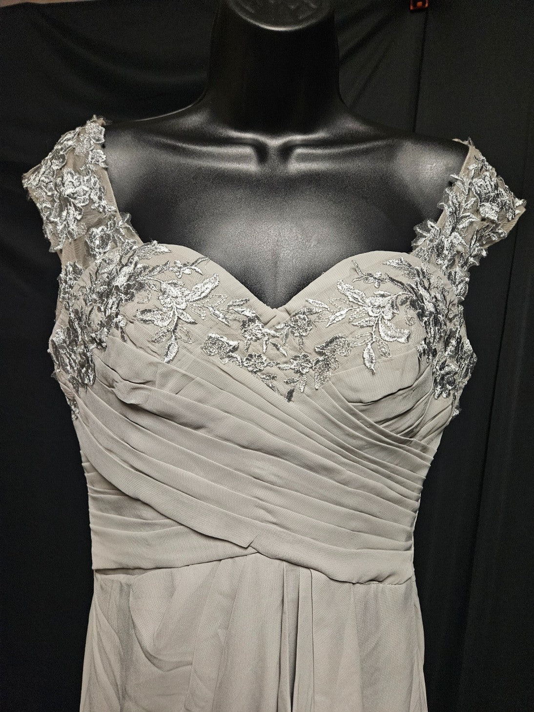WOMEN'S SIZE 6 SILVER & LACE CHIFFON ZIP FORMAL/PROM GOWN USED 1X