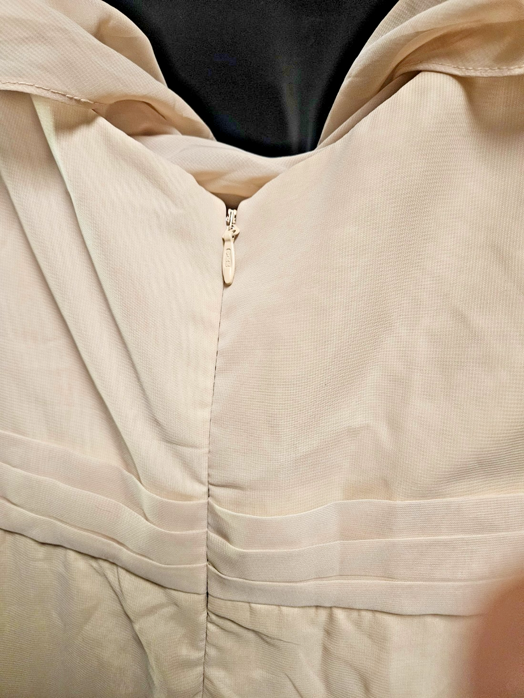 LADIES SIZE 12 CREAM CHIFFONMATT SATIN  FORMAL/PROM SCOOP BACK FLOWING ZIP GOWN