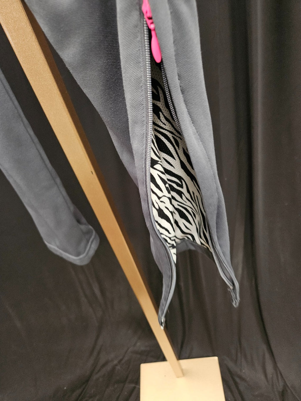 SOFFE SIZE SMALL WOMENS GRAY/PINK TRACK SUIT IN EXCELLENT CONDITION