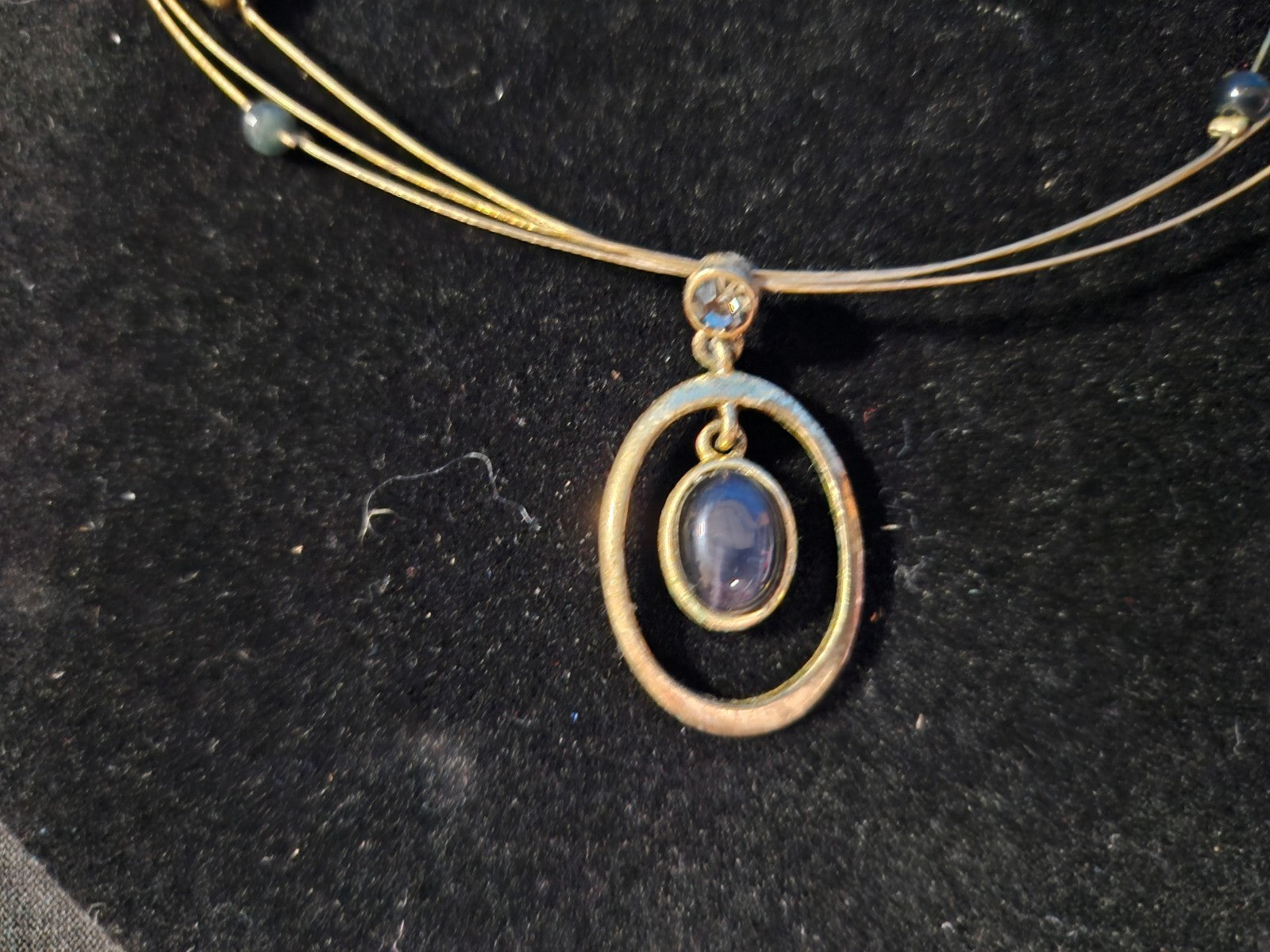 WOMEN'S NECKLACE SET TRIPLE WIRE YELLOW GOLD FILL OVER STAINLESS W/ONYX ACCENT