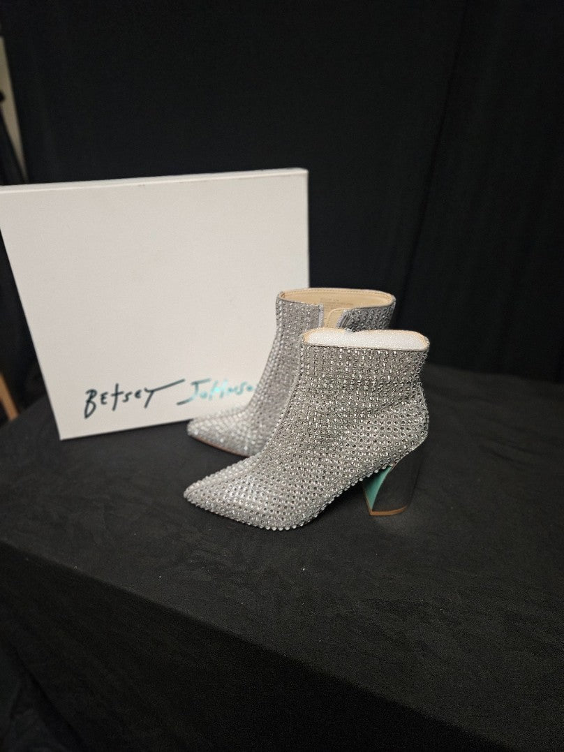 ADORABLE WOMEN'S SIZE 6.5 BETSY JOHNSON COLBY BEDAZZLED BOOTIE NIB