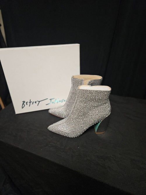 ADORABLE WOMEN'S SIZE 6.5 BETSY JOHNSON COLBY BEDAZZLED BOOTIE NIB