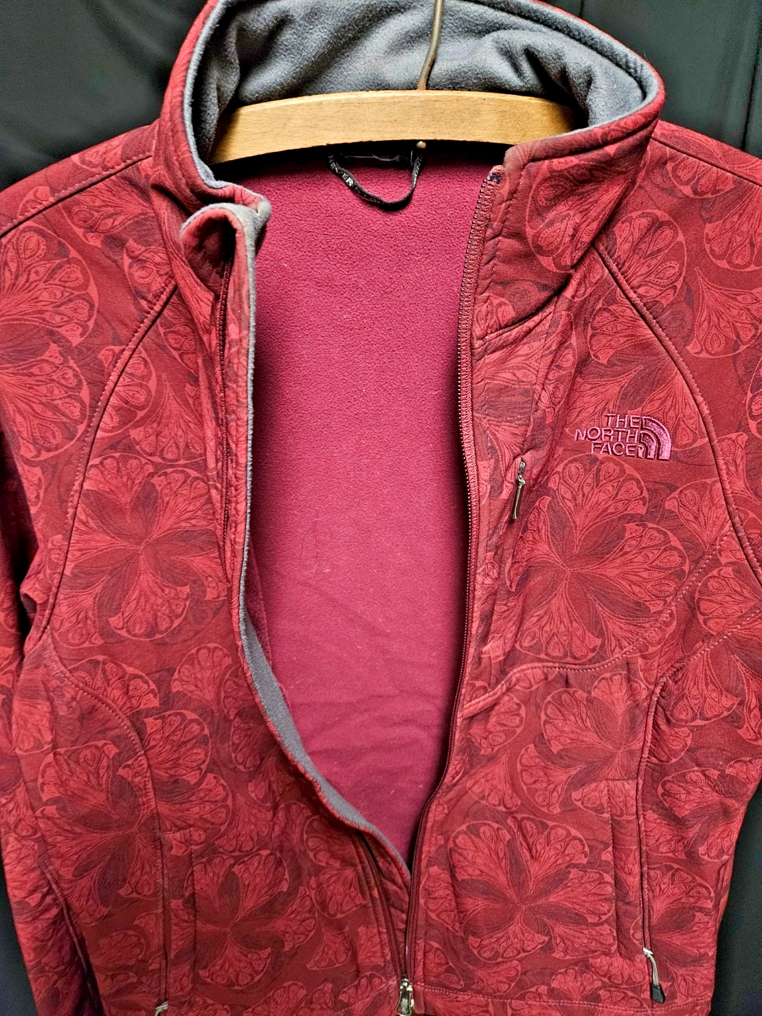 WOMEN'S THE NORTH FACE TNF APEX RED/PRINT JACKET SIZE 8/10 M
