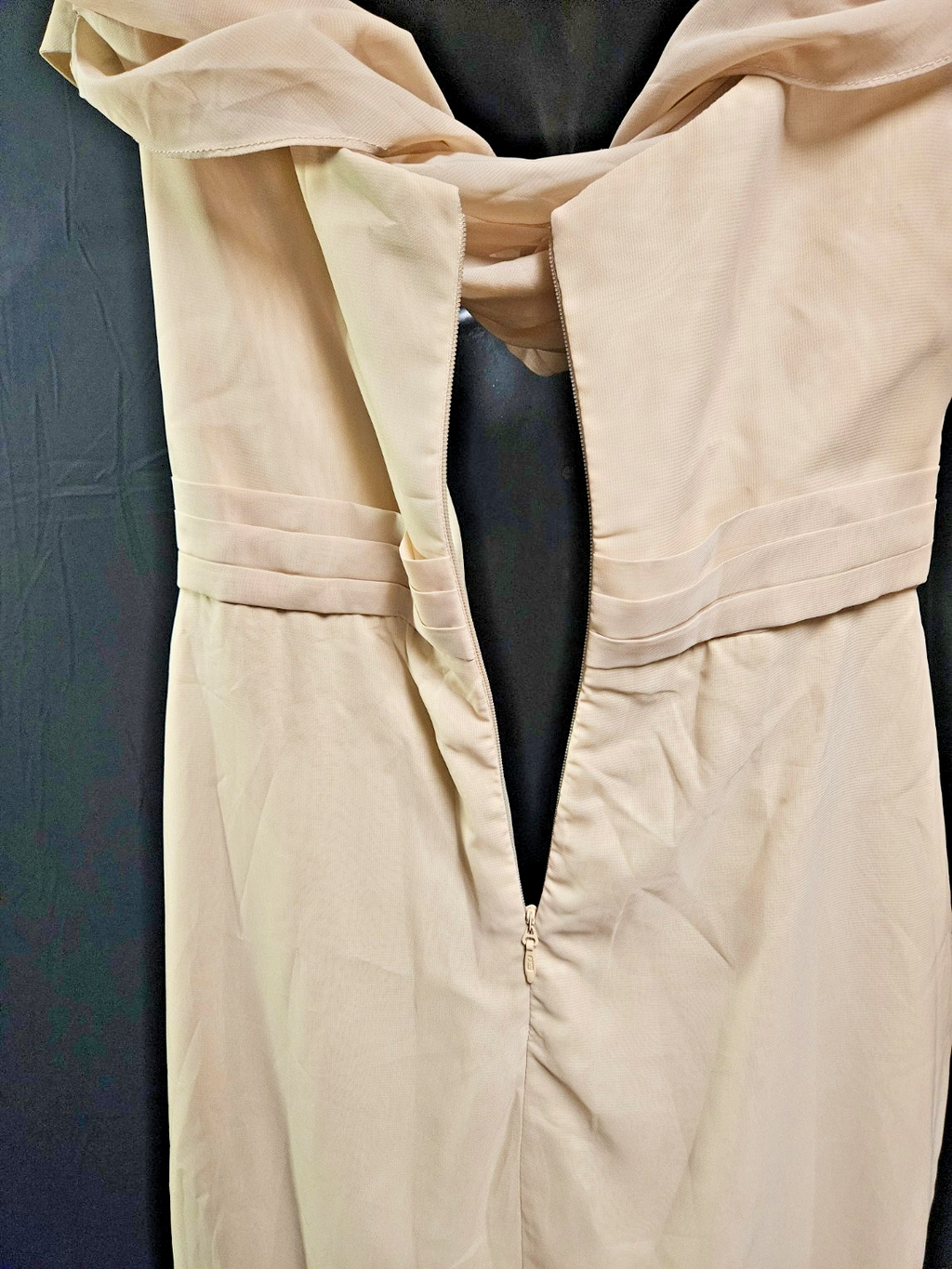 LADIES SIZE 12 CREAM CHIFFONMATT SATIN  FORMAL/PROM SCOOP BACK FLOWING ZIP GOWN