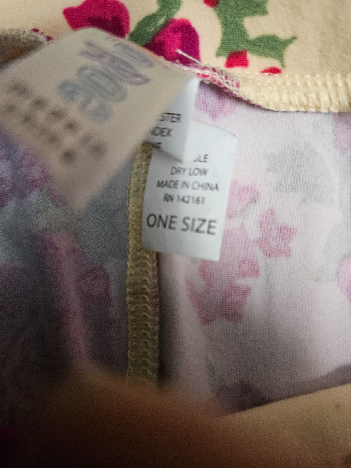 WOMEN'S SIZE M LEGGING BUNDLE 3 VICTORIAS SECRET, 1 LULAROE GREAT CONDITION