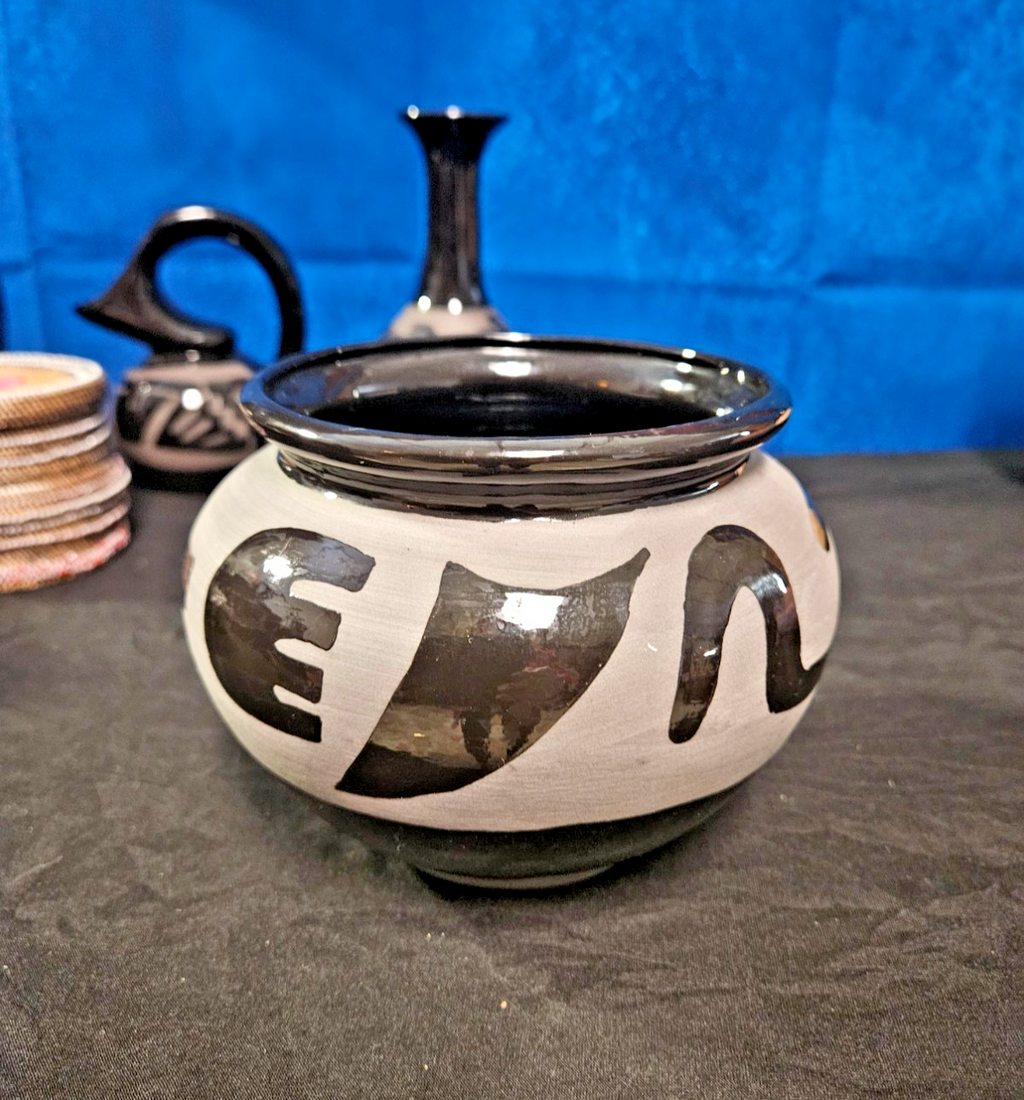 VINTAGE HANDMADE NATIVE AMERICAN SAN JUAN PUEBLO BLACK POTTERY BY MARIA ADELICIA