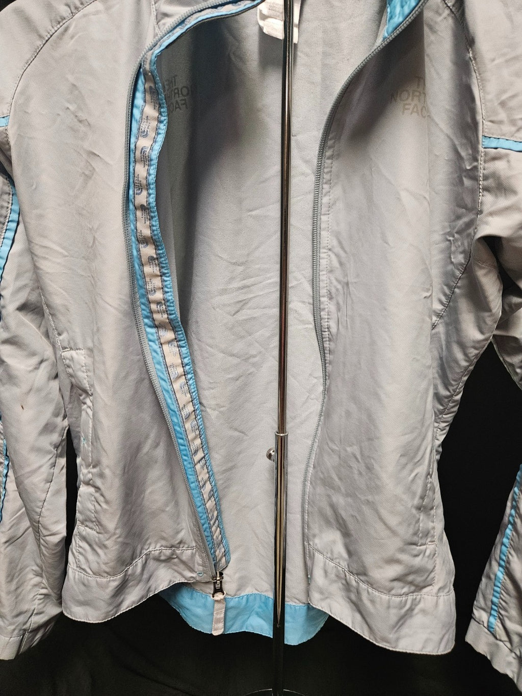 THE NORTH FACE  WOMENS LT. GRAY/BLUE WINDBREAKER ZIP UP SIZE SMALL