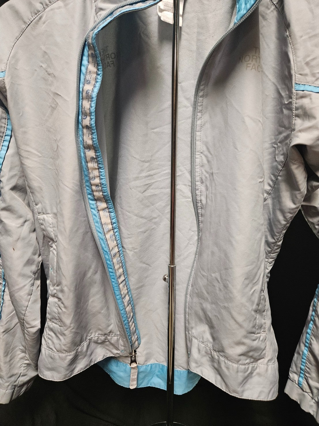 THE NORTH FACE  WOMENS LT. GRAY/BLUE WINDBREAKER ZIP UP SIZE SMALL