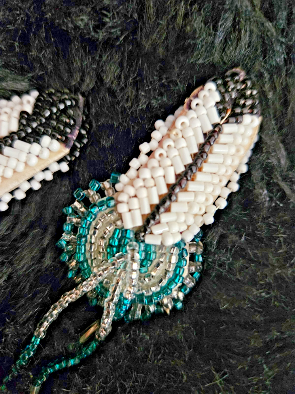 NATIVE AMERICAN OJIBWE HANDMADE 2 in LONG BEADED FEATHER SET GREEN