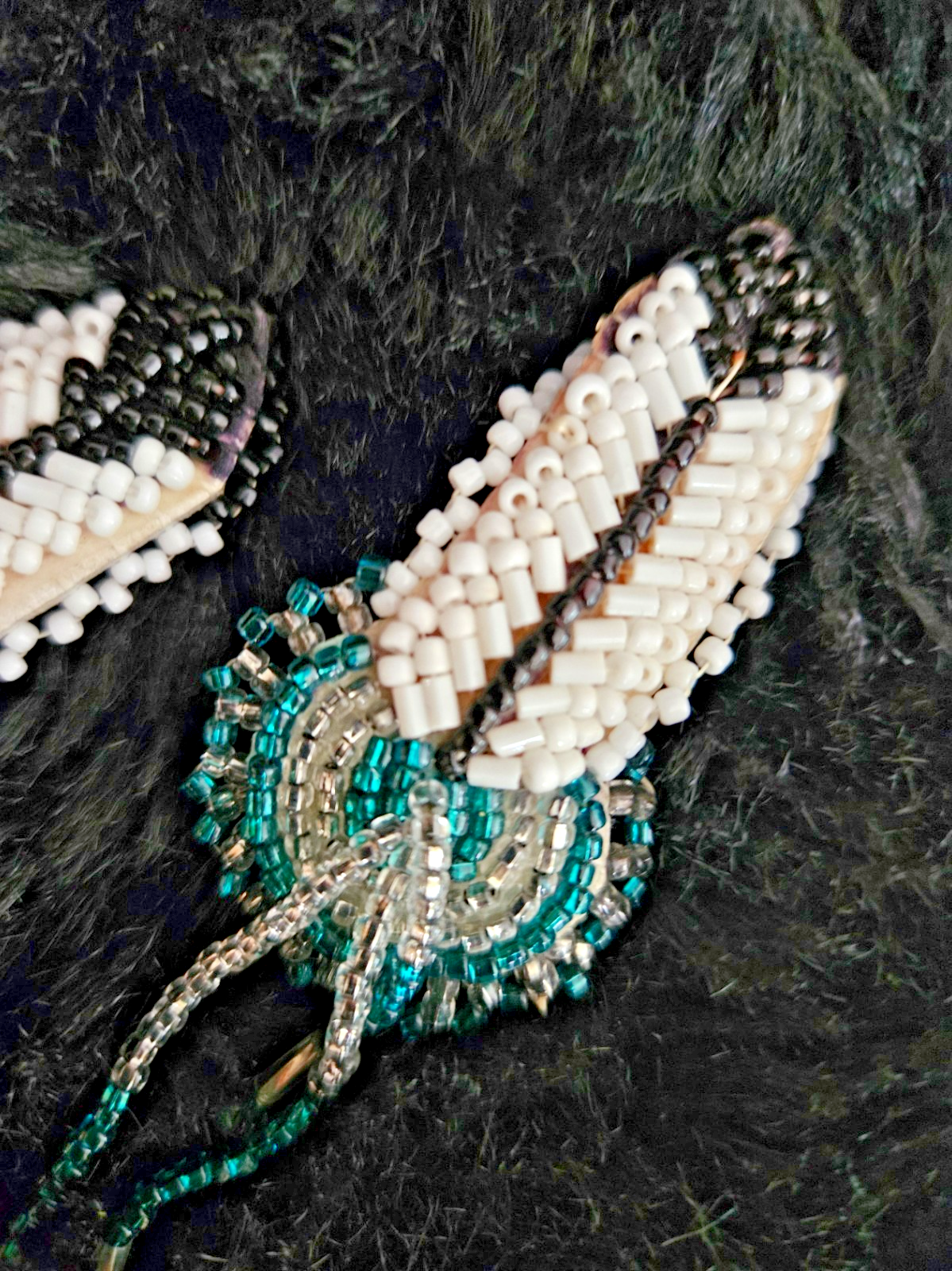 NATIVE AMERICAN OJIBWE HANDMADE 2 in LONG BEADED FEATHER SET GREEN